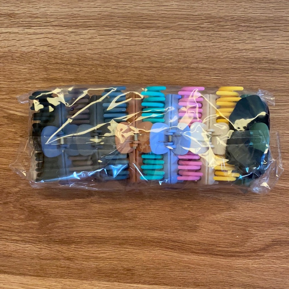 Brand new/never used/ still in original package 12 pack 4.3 in matte claw clips.